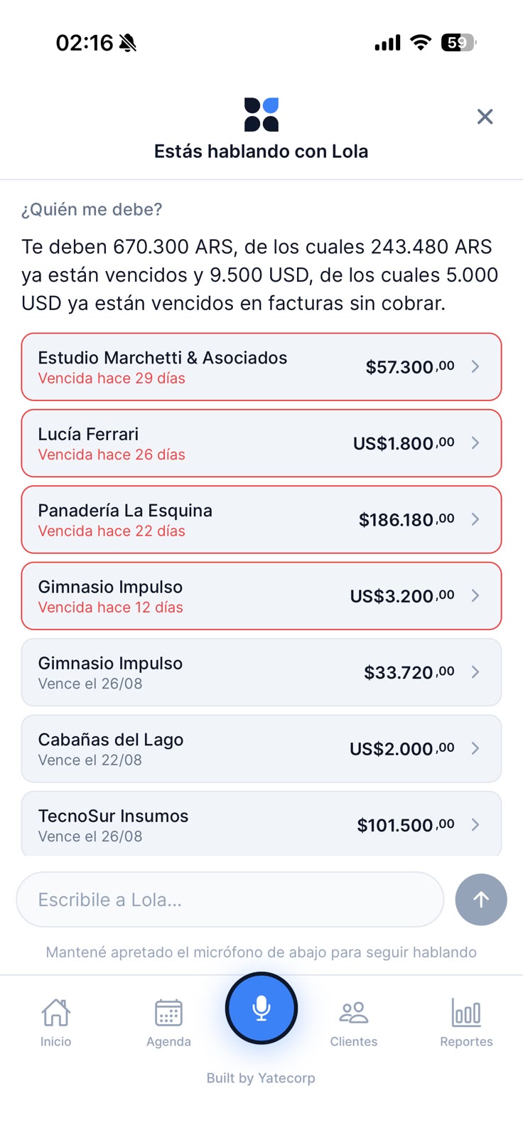 Lola responde a «¿quién me debe?» con el total en pesos y en dólares, y la lista por cliente con las facturas vencidas marcadas en rojo.